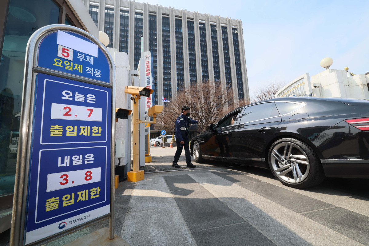 ▲중동사태로 원유수급 위기 불안이 커짐에 따라 정부의 공공부문에 대한 승용차 5부제(요일제) 시행을 하루 앞둔 24일 서울 종로구 정부서울청사 앞에 차량5부제 안내판이 게시돼 있다. 신태현 기자 holjjak@