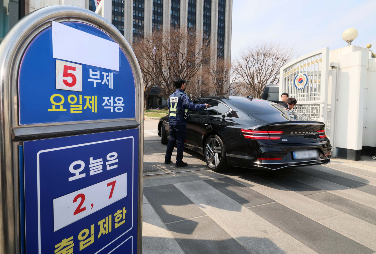 ▲중동사태로 원유수급 위기 불안이 커짐에 따라 정부의 공공부문에 대한 승용차 5부제(요일제) 시행을 하루 앞둔 24일 서울 종로구 정부서울청사 앞에 차량5부제 안내판이 게시돼 있다. 신태현 기자 holjjak@