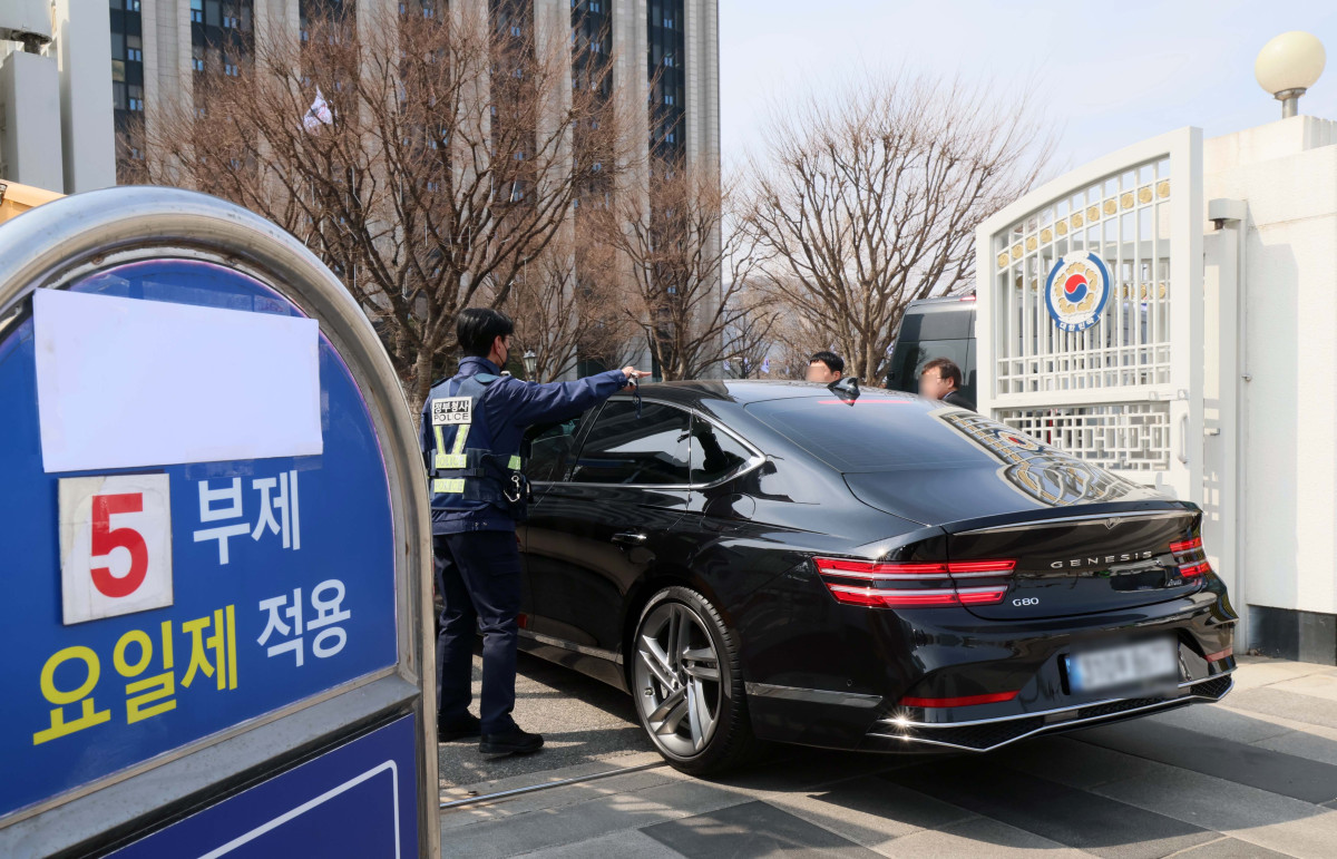 ▲중동사태로 원유수급 위기 불안이 커짐에 따라 정부의 공공부문에 대한 승용차 5부제(요일제) 시행을 하루 앞둔 24일 서울 종로구 정부서울청사 앞에 차량5부제 안내판이 게시돼 있다. 신태현 기자 holjjak@