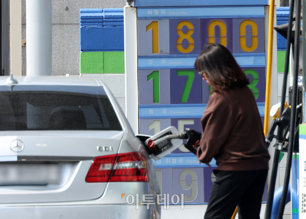 ▲지난달 미국과 이란 간 긴장 고조와 함께 국제 유가가 오르자 국내 생산자물가 수준도 더 높아졌다. 23일 한국은행에 따르면 올해 2월 생산자물가지수는 1월(122.56)보다 0.6% 높은 123.25(2020년 수준 100)로 집계됐다. 지난해 9월 이후 6개월 연속 오름세다. 이날 서울의 한 주유소에서 시민들이 주유를 하고 있다. 고이란 기자 photoeran@