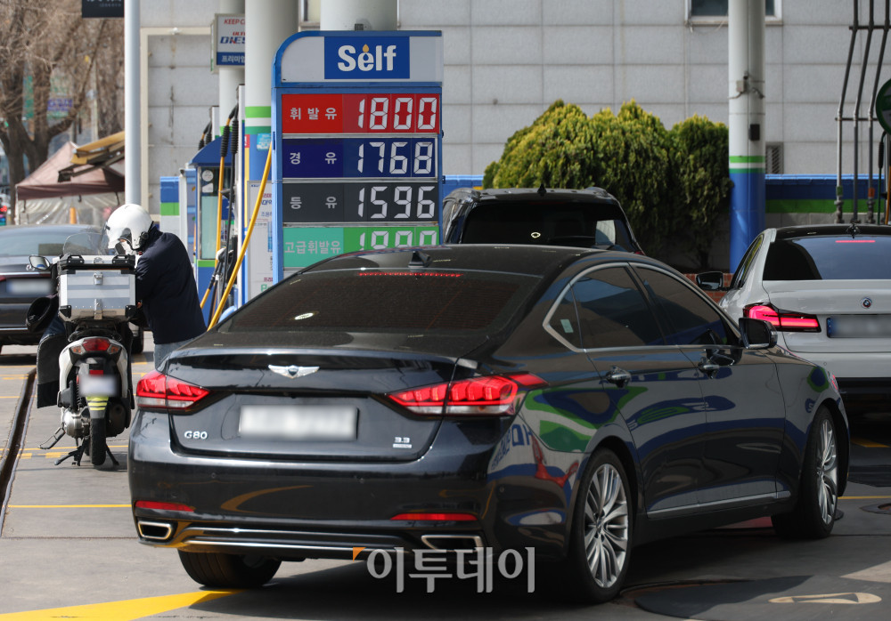▲지난달 미국과 이란 간 긴장 고조와 함께 국제 유가가 오르자 국내 생산자물가 수준도 더 높아졌다. 23일 한국은행에 따르면 올해 2월 생산자물가지수는 1월(122.56)보다 0.6% 높은 123.25(2020년 수준 100)로 집계됐다. 지난해 9월 이후 6개월 연속 오름세다. 이날 서울의 한 주유소에서 시민들이 주유를 하고 있다. 고이란 기자 photoeran@