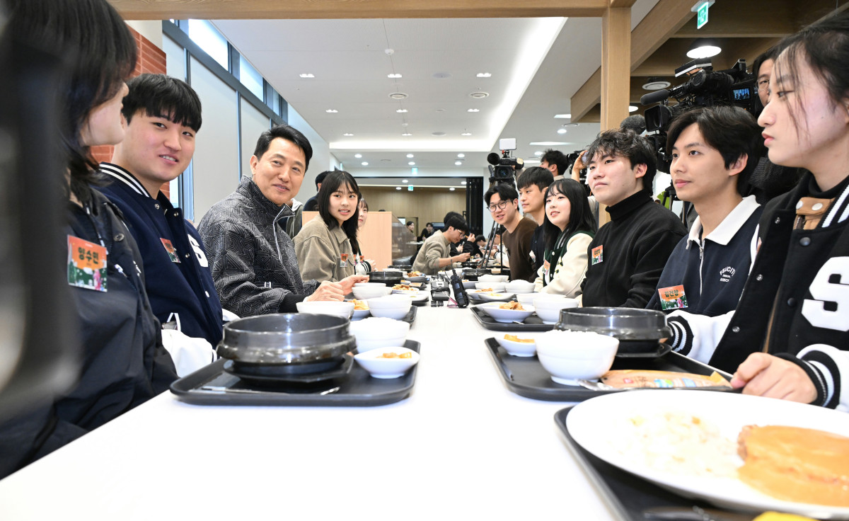 ▲오세훈 서울시장이 24일(화) 숭실대학교 학생회관 식당에서 학생들과 함께 식사하며 청년들의 고민을 청취하고 있다. (서울시)