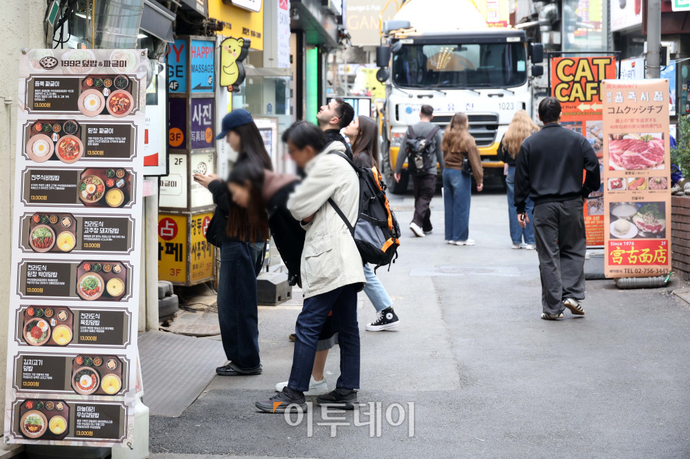 ▲서울에서 자장면과 칼국수 등 주요 외식 물가가 지난달에도 상승 흐름을 이어갔다. 23일 한국소비자원 가격정보포털 참가격에 따르면 서울의 지난달 자장면 평균 가격은 7692원으로 1월(7654원)보다 0.5% 올랐다. 같은 기간 칼국수는 9923원에서 9962원으로, 삼겹살 200g 가격은 1만7923원에서 1만8000원으로 각각 0.4% 상승했다. 이날 서울 명동거리의 한 음식점에 메뉴 안내문이 붙어 있다. 고이란 기자 photoeran@