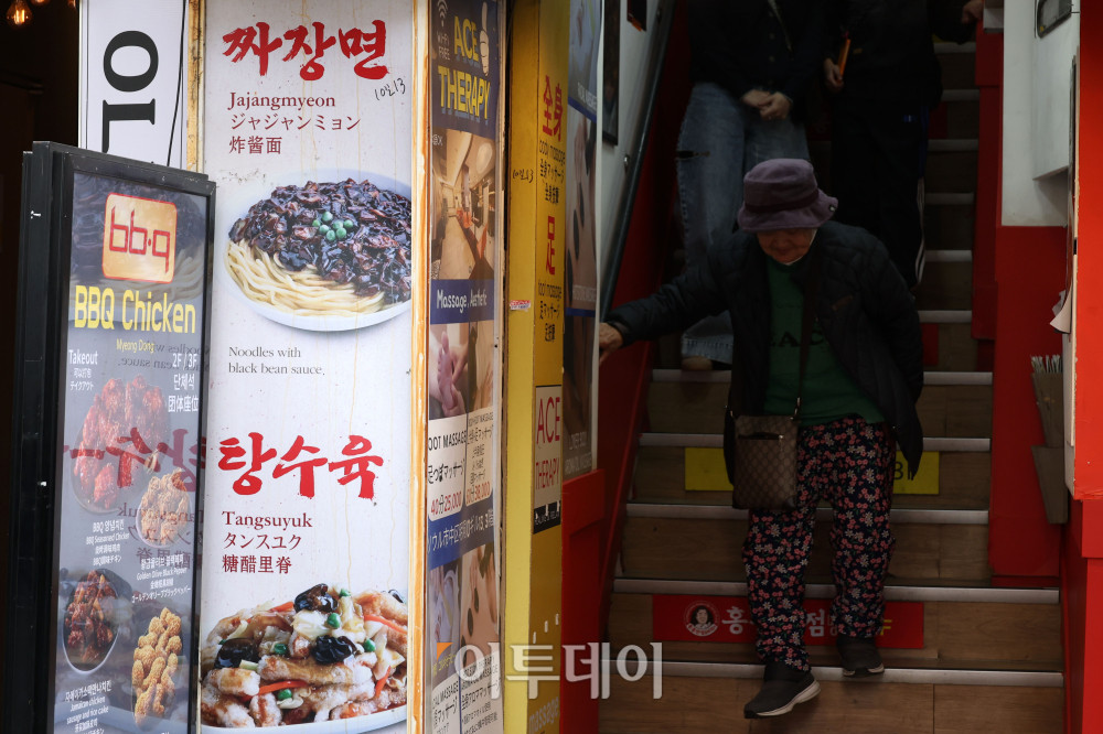 ▲서울에서 자장면과 칼국수 등 주요 외식 물가가 지난달에도 상승 흐름을 이어갔다. 23일 한국소비자원 가격정보포털 참가격에 따르면 서울의 지난달 자장면 평균 가격은 7692원으로 1월(7654원)보다 0.5% 올랐다. 같은 기간 칼국수는 9923원에서 9962원으로, 삼겹살 200g 가격은 1만7923원에서 1만8000원으로 각각 0.4% 상승했다. 이날 서울 명동거리의 한 음식점에 메뉴 안내문이 붙어 있다. 고이란 기자 photoeran@
