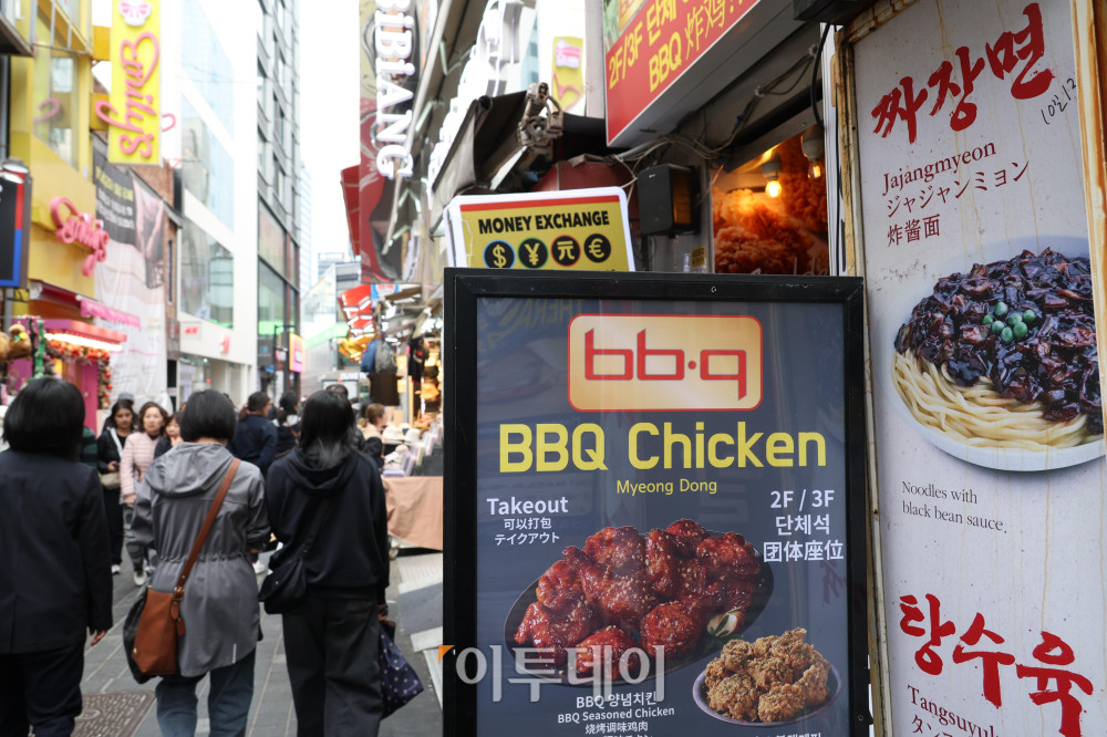 ▲서울에서 자장면과 칼국수 등 주요 외식 물가가 지난달에도 상승 흐름을 이어갔다. 23일 한국소비자원 가격정보포털 참가격에 따르면 서울의 지난달 자장면 평균 가격은 7692원으로 1월(7654원)보다 0.5% 올랐다. 같은 기간 칼국수는 9923원에서 9962원으로, 삼겹살 200g 가격은 1만7923원에서 1만8000원으로 각각 0.4% 상승했다. 이날 서울 명동거리의 한 음식점에 메뉴 안내문이 붙어 있다. 고이란 기자 photoeran@