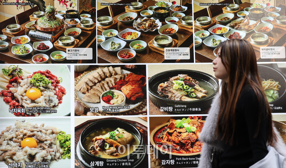 ▲서울에서 자장면과 칼국수 등 주요 외식 물가가 지난달에도 상승 흐름을 이어갔다. 23일 한국소비자원 가격정보포털 참가격에 따르면 서울의 지난달 자장면 평균 가격은 7692원으로 1월(7654원)보다 0.5% 올랐다. 같은 기간 칼국수는 9923원에서 9962원으로, 삼겹살 200g 가격은 1만7923원에서 1만8000원으로 각각 0.4% 상승했다. 이날 서울 명동거리의 한 음식점에 메뉴 안내문이 붙어 있다. 고이란 기자 photoeran@
