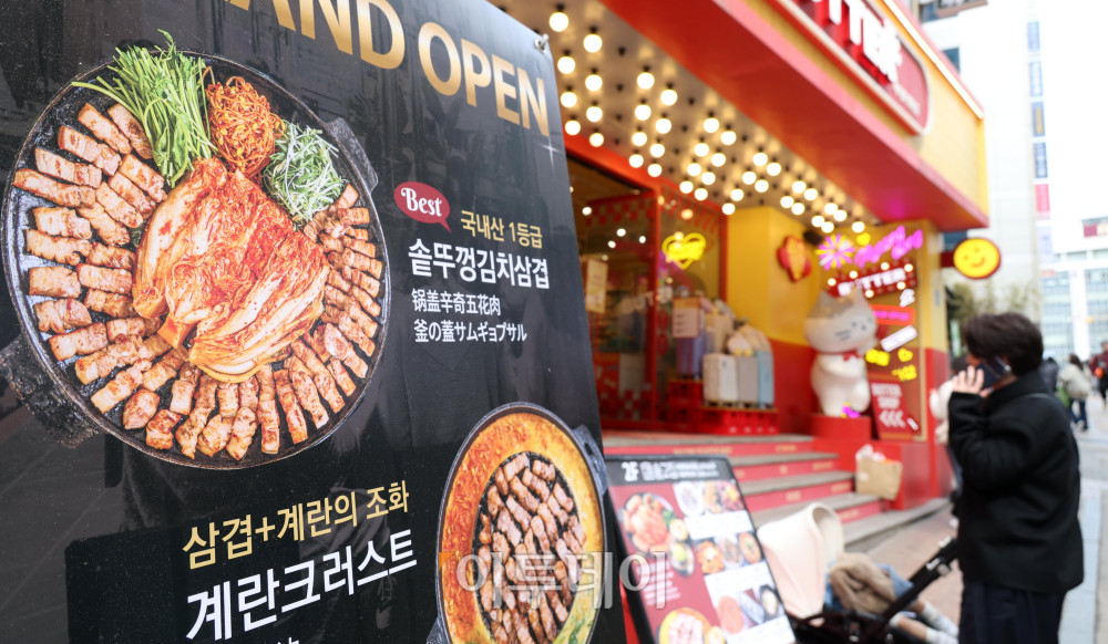 ▲서울에서 자장면과 칼국수 등 주요 외식 물가가 지난달에도 상승 흐름을 이어갔다. 23일 한국소비자원 가격정보포털 참가격에 따르면 서울의 지난달 자장면 평균 가격은 7692원으로 1월(7654원)보다 0.5% 올랐다. 같은 기간 칼국수는 9923원에서 9962원으로, 삼겹살 200g 가격은 1만7923원에서 1만8000원으로 각각 0.4% 상승했다. 이날 서울 명동거리의 한 음식점에 메뉴 안내문이 붙어 있다. 고이란 기자 photoeran@