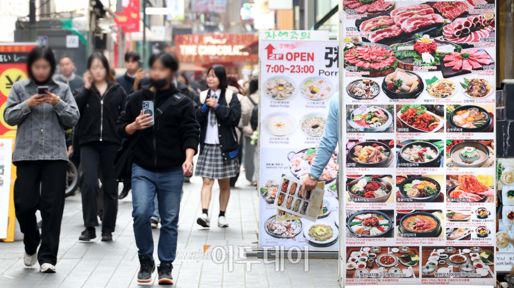 ▲서울에서 자장면과 칼국수 등 주요 외식 물가가 지난달에도 상승 흐름을 이어갔다. 23일 한국소비자원 가격정보포털 참가격에 따르면 서울의 지난달 자장면 평균 가격은 7692원으로 1월(7654원)보다 0.5% 올랐다. 같은 기간 칼국수는 9923원에서 9962원으로, 삼겹살 200g 가격은 1만7923원에서 1만8000원으로 각각 0.4% 상승했다. 이날 서울 명동거리의 한 음식점에 메뉴 안내문이 붙어 있다. 고이란 기자 photoeran@