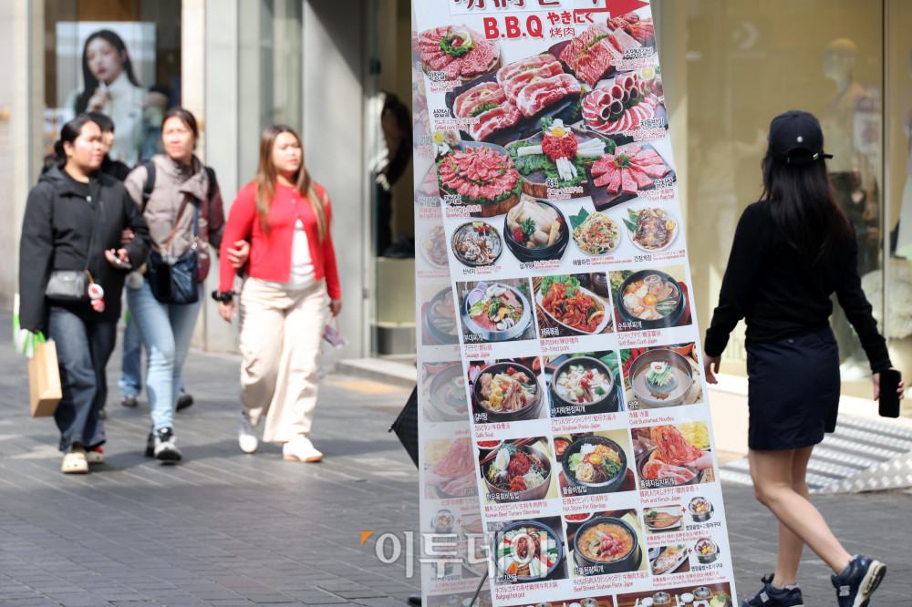 ▲서울에서 자장면과 칼국수 등 주요 외식 물가가 지난달에도 상승 흐름을 이어갔다. 23일 한국소비자원 가격정보포털 참가격에 따르면 서울의 지난달 자장면 평균 가격은 7692원으로 1월(7654원)보다 0.5% 올랐다. 같은 기간 칼국수는 9923원에서 9962원으로, 삼겹살 200g 가격은 1만7923원에서 1만8000원으로 각각 0.4% 상승했다. 이날 서울 명동거리의 한 음식점에 메뉴 안내문이 붙어 있다. 고이란 기자 photoeran@