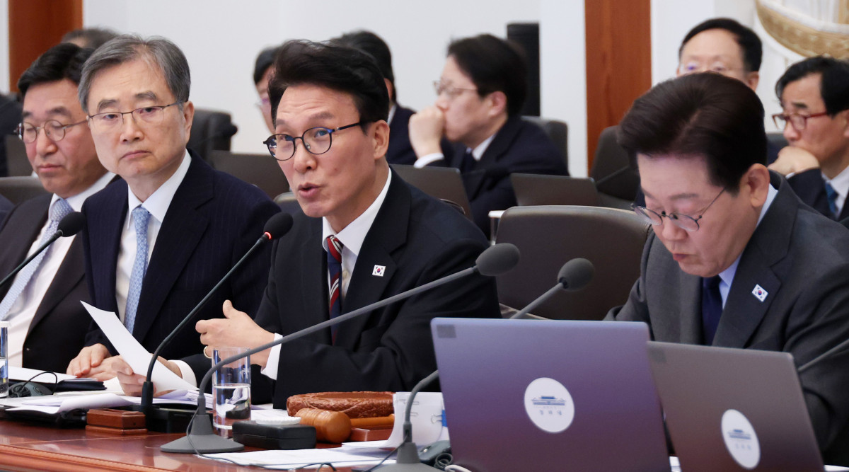 ▲김민석 국무총리가 24일 청와대에서 이재명 대통령 주재로 열린 국무회의에서 발언하고 있다. (연합뉴스)