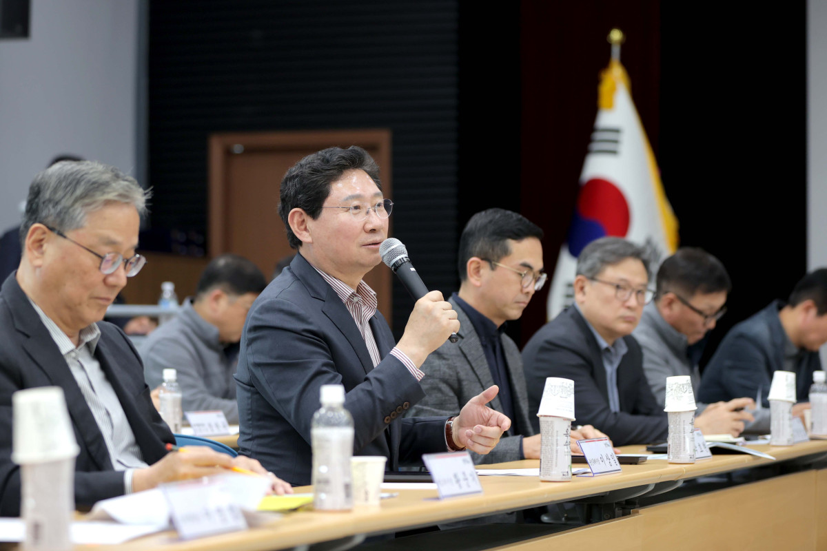 ▲이상일 용인특례시장이 24일 원삼면 행정복지센터 대회의실에서 열린 용인 반도체클러스터 일반산단 민·관·기업 상생 간담회에서 주민 건의사항을 직접 청취하며 발언하고 있다. (용인특례시)