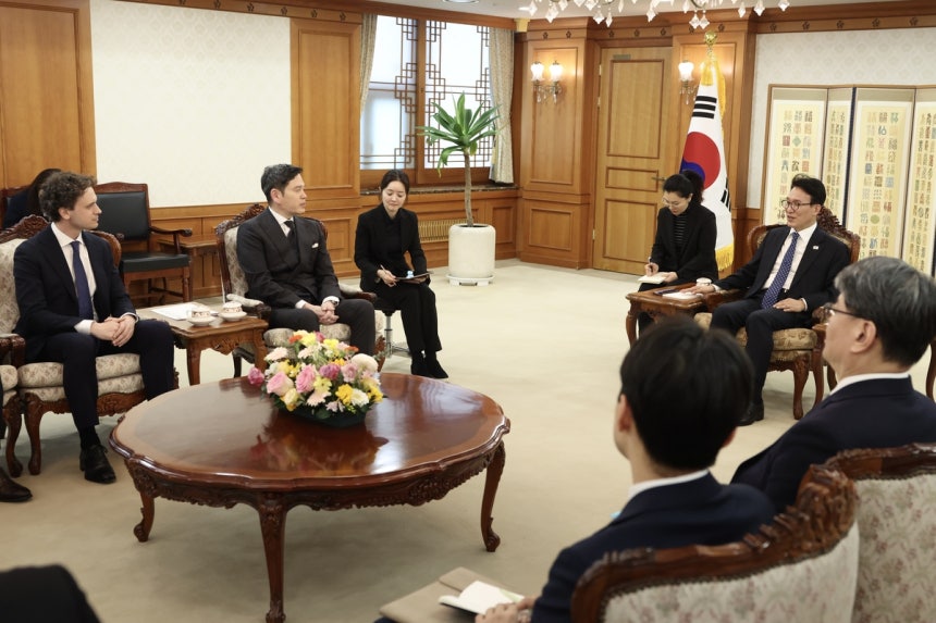 ▲김민석 국무총리가  24일 오후 서울 정부서울청사에서 미샤 라스킨 리플렉션 AI대표, 신세계 그룹 정용진 회장 등과 면담하고 있다. (총리실)