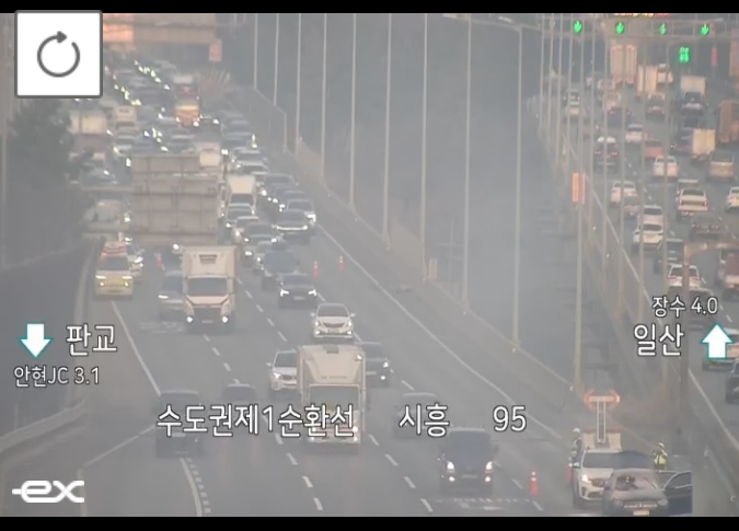 ▲[속보] 수도권제1순환고속도로 소래터널 부근 차량 화재 사고 발생 (출처=로드플러스 캡처)