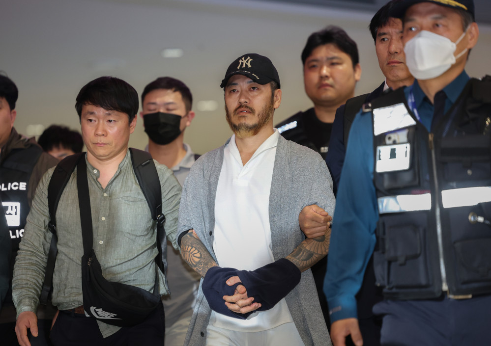 ▲필리핀에서 교민 3명 살해, 탈옥, 국내 마약 유통 등을 일삼으며 '마약왕'으로 불리던 박왕열씨가 25일 인천국제공항을 통해 국내로 송환되고 있다. (연합뉴스)