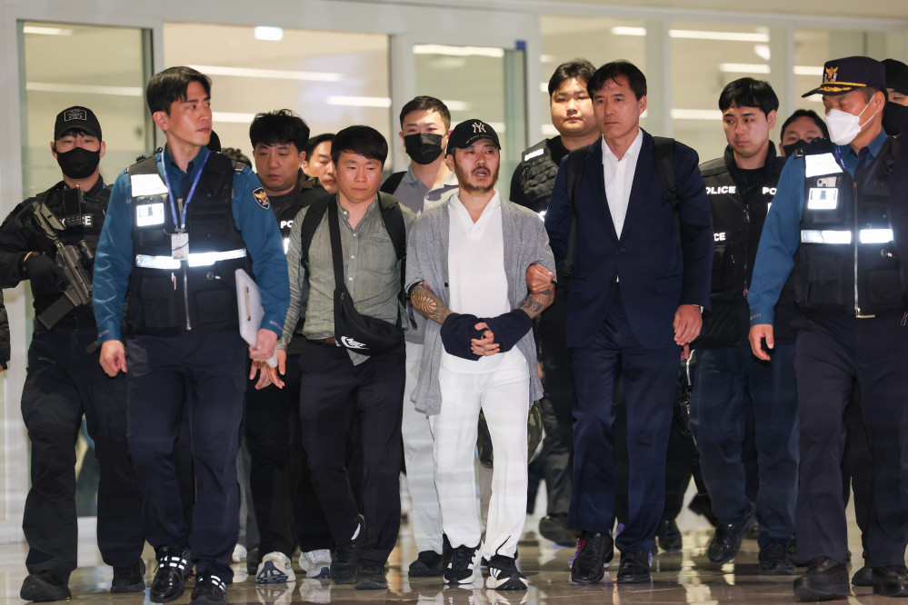 ▲필리핀에서 교민 3명 살해, 탈옥, 국내 마약 유통 등을 일삼으며 '마약왕'으로 불리던 박왕열씨가 25일 인천국제공항을 통해 국내로 송환되고 있다. (연합뉴스)