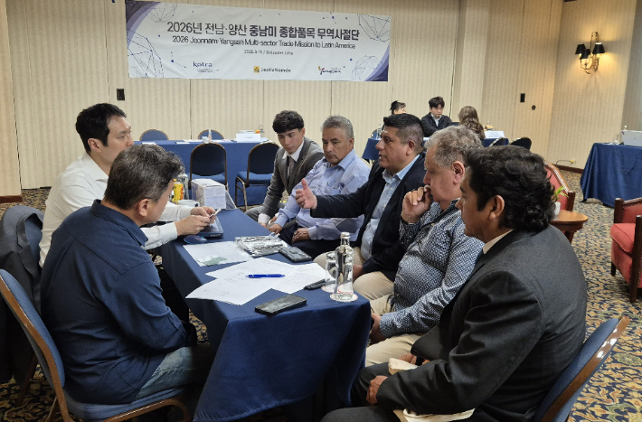 ▲전남도 2026 중남미 시장개척단이 최근 멕시코시티와 페루 리마에서 현지 기업체 관계자들을 대상으로 수출상담을 하고 있다. (사진제공=전남도)