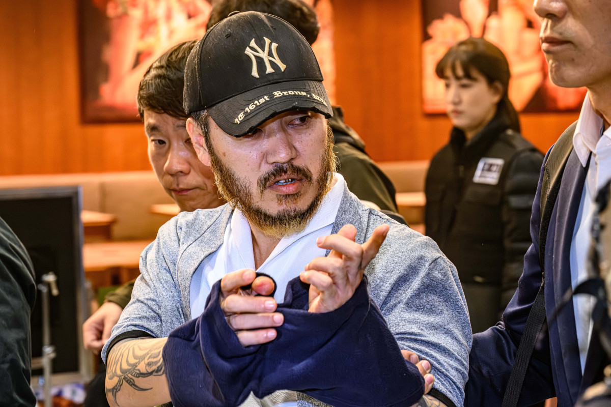 ▲필리핀에서 교민 3명 살해, 탈옥, 국내 마약 유통 등을 일삼으며 '마약왕'으로 불리던 박왕열 씨가 25일 인천국제공항을 통해 국내로 송환되고 있다. (연합뉴스)