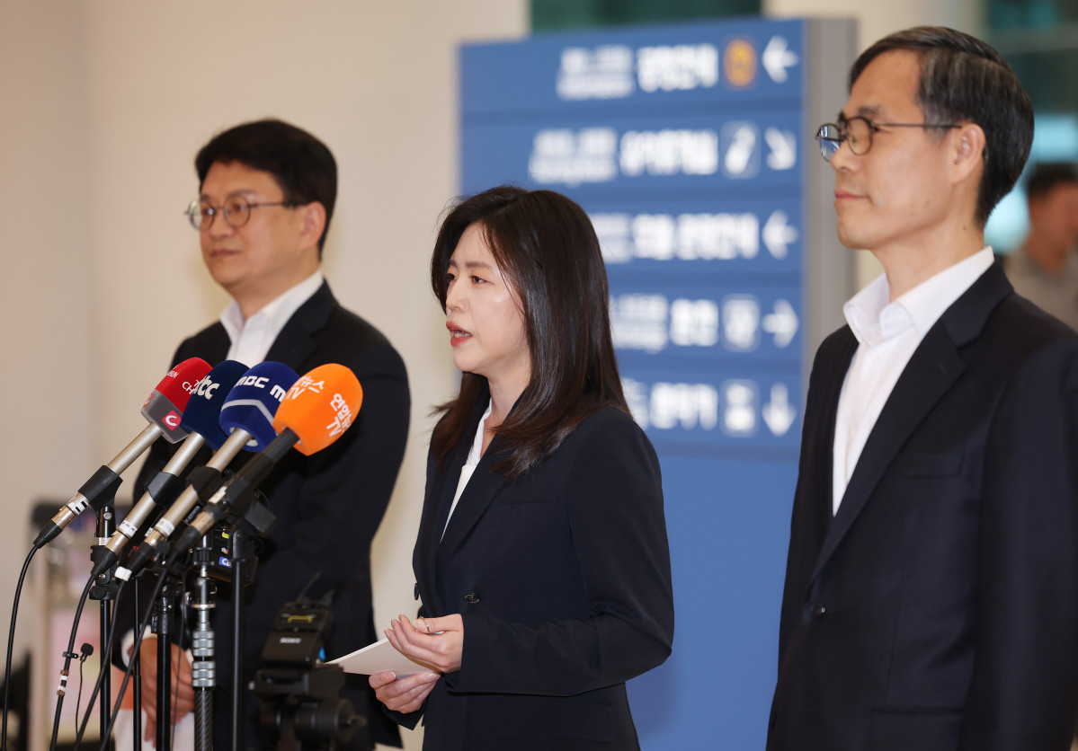 ▲필리핀에서 교민 3명 살해, 탈옥, 국내 마약 유통 등을 일삼으며 '마약왕'으로 불리던 박왕열씨가 25일 인천국제공항을 통해 국내로 송환된 가운데 이지연 법무부 국제형사과장이 브리핑을 하고 있다. (연합뉴스)