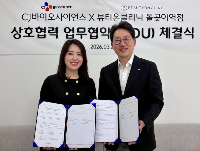 ▲윤상배(오른쪽) CJ바이오사이언스 대표와 황혜정 뷰티온클리닉 돌곶이역점 원장이 업무협약을 체결한 뒤 기념촬영을 하고 있다. (사진제공=CJ바이오사이언스)