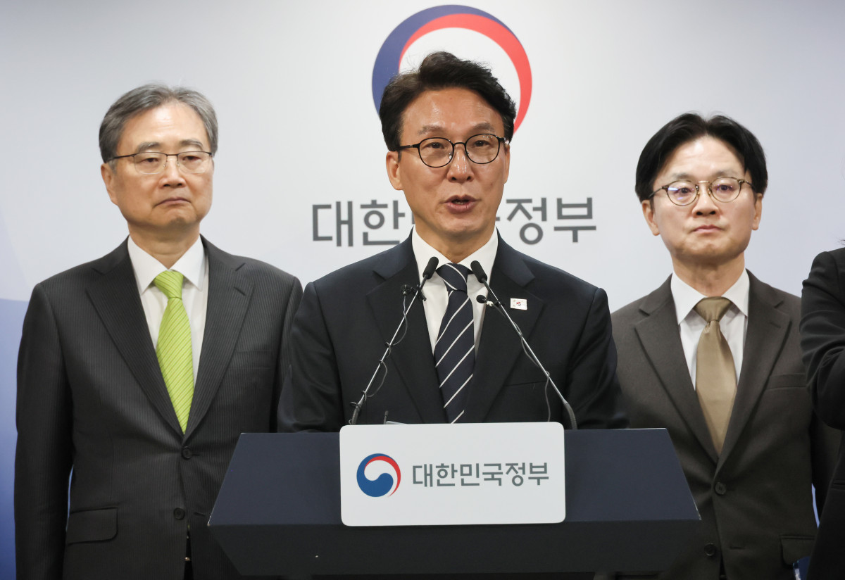 ▲김민석 국무총리가 25일 서울 종로구 정부서울청사에서 비상경제 대응체계 관련 브리핑을 하고 있다. (연합뉴스)