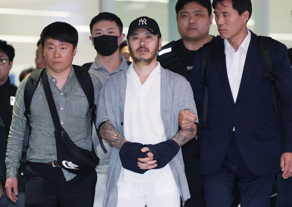 ▲'마약왕'으로 불리던 박왕열씨가 25일 인천국제공항을 통해 국내로 송환되고 있다. (연합뉴스)