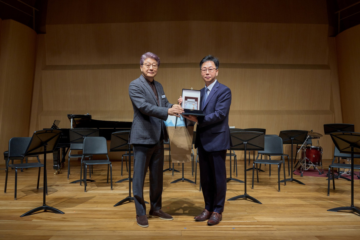 ▲이봉재 신한은행 기관·제휴영업그룹장(오른쪽)과 구자겸 세종후원회장이 24일 서울 세종문화회관 체임버홀에서 진행한 2026 세종문화회관 후원회 신춘음악회 행사에서 기념촬영하고 있다. (사진제공=신한은행)