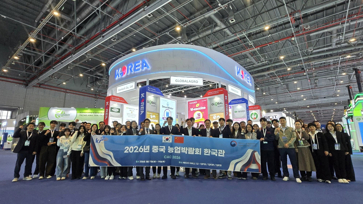 ▲농림축산식품부와 한국농어촌공사는 지난 17일부터 19일까지 중국 상하이에서 열린 ‘2026년 중국 국제 농약 및 작물보호 박람회’에 국내 농기자재 기업 20개 사와 함께 한국관을 운영했다. 사진은 박람회 참가자들이 한국관 앞에서 기념 촬영을 하는 모습. (사진제공=한국농어촌공사)