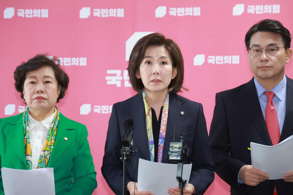 ▲국민의힘 나경원 의원 등 법제사법위원들이 25일 국회에서 더불어민주당이 후반기 원 구성에서 모든 상임위원장을 맡겠다는 의사를 밝힌 것을 규탄하며 법사위원장 자리를 야당에 반환하라고 촉구하고 있다. (연합뉴스)