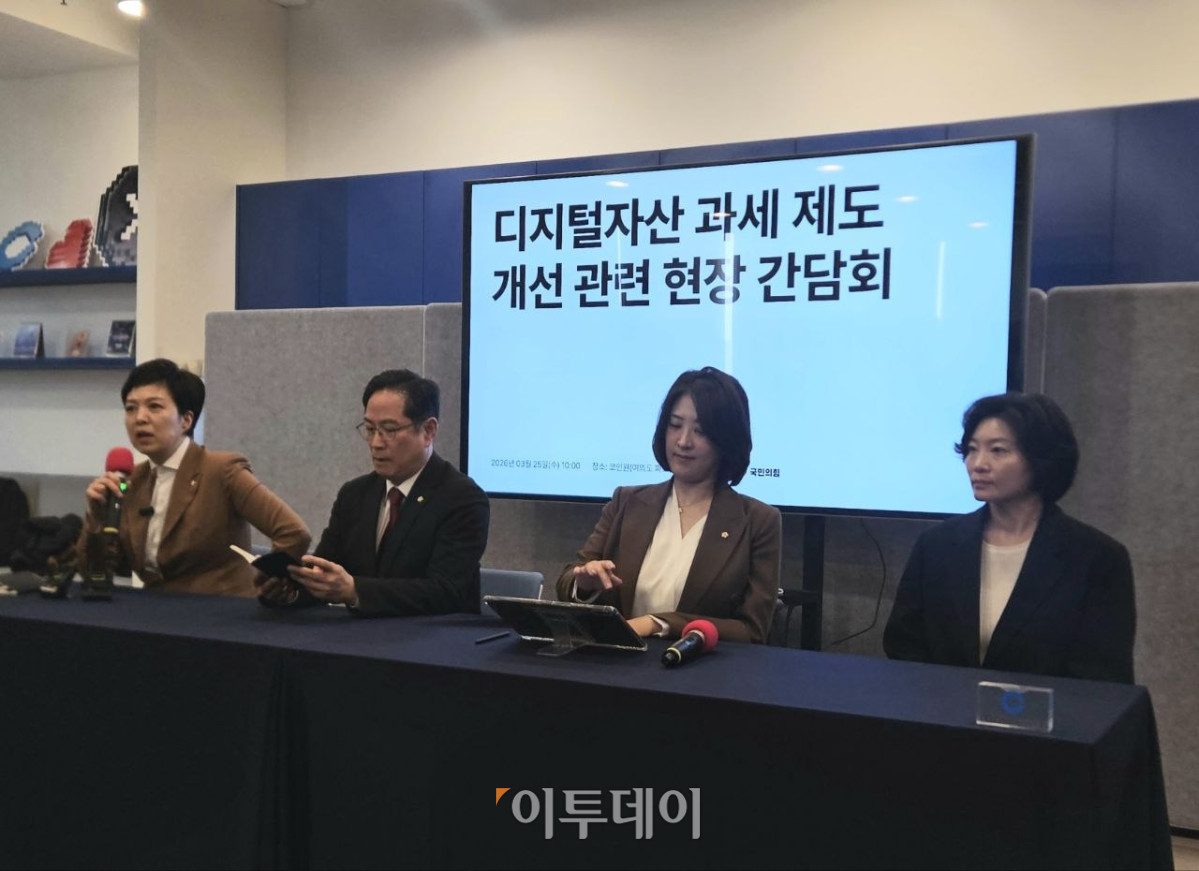 ▲25일 서울 여의도 코인원 본사에서 열린 '디지털자산 과세제도 개선 관련 현장 간담회' 백브리핑 자리에서 김은혜 국민의힘 의원이 발언하고 있다. 사진 왼쪽부터 김은혜 국민의힘 의원, 박수영 국민의힘 의원, 최보윤 국민의힘 의원, 김재진 디지털자산거래소 공동협의체 닥사(DAXA) 상임부회장 (박정호 기자 godot@)