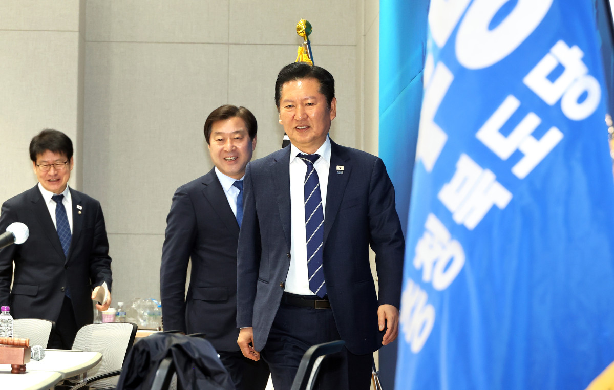▲더불어민주당 정청래 대표가 25일 충북 충주시 유네스코국제무예센터 국제회의장에서 열린 민생현장 최고위원회의에 입장하고 있다. 오른쪽부터 정 대표, 황명선 최고위원, 임호선 충북도당위원장 직무대행. (사진=연합뉴스)