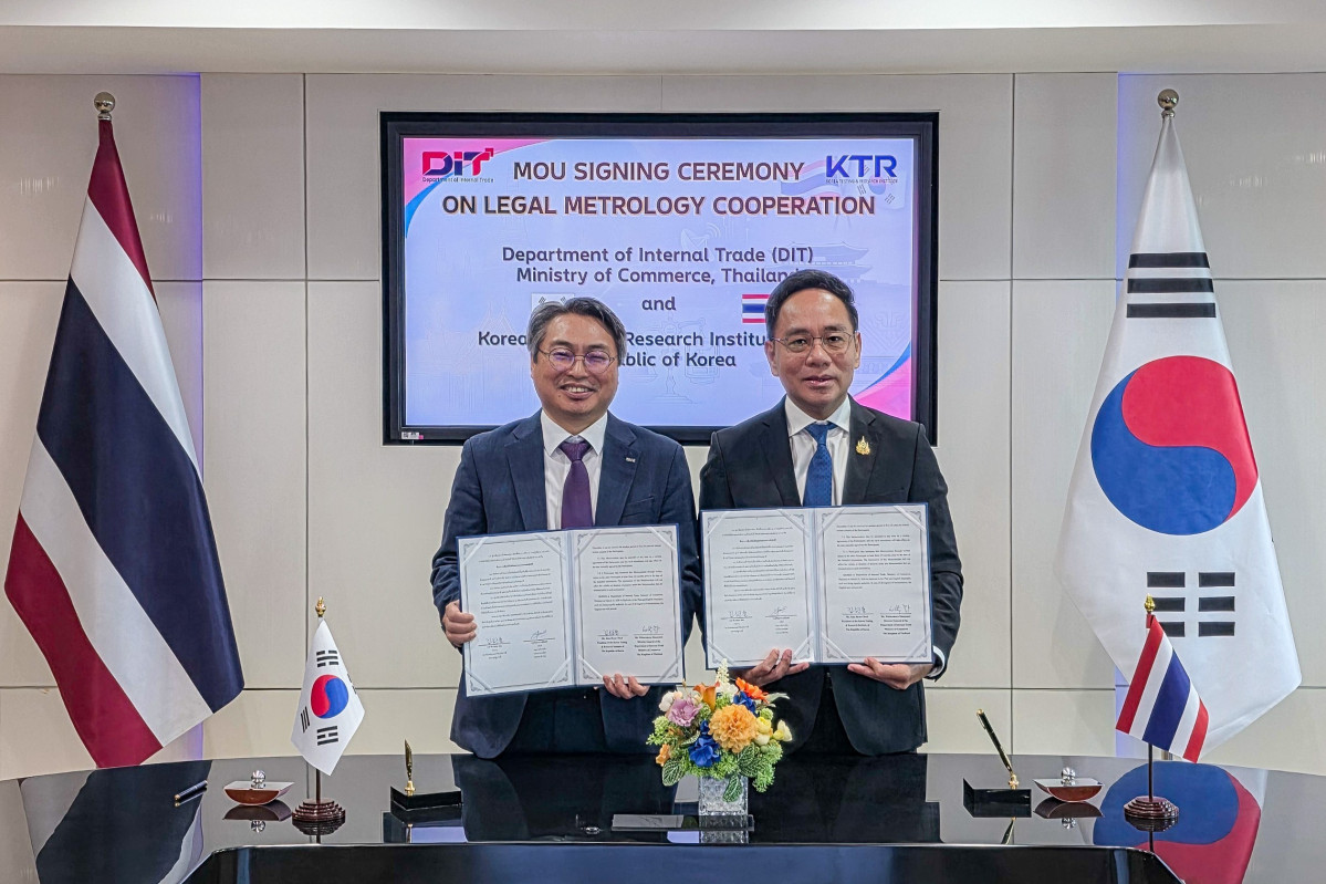 ▲김현철 KTR 원장(왼쪽)이 태국 상무부 위타야껀 마니넷 내부무역국 국장과 상호 협력체계 구축을 위한 업무협약을 체결했다. (사진제공=KTR)