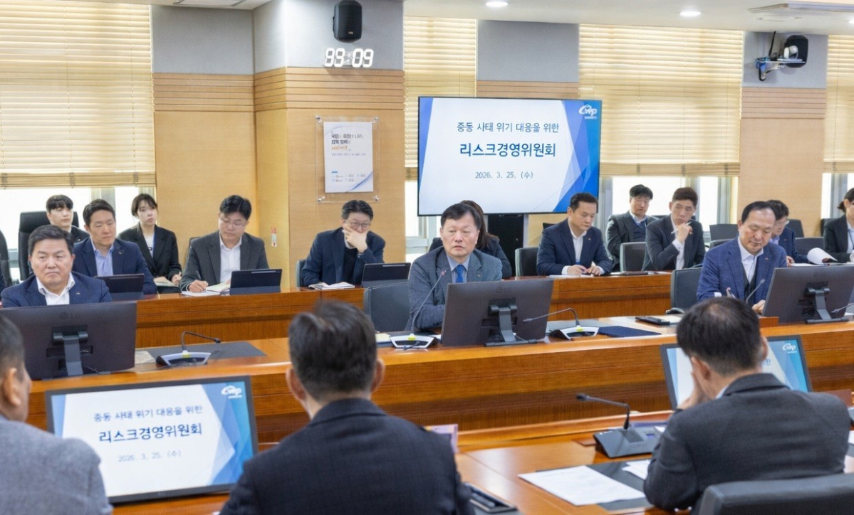 ▲한국서부발전은 25일 충남 태안 본사에서 ‘중동사태 장기화 대비 리스크경영위원회’를 개최했다. 사진은 이정복 서부발전 사장(뒷줄 가운데)이 회의를 주재하는 모습. (사진제공=한국서부발전)