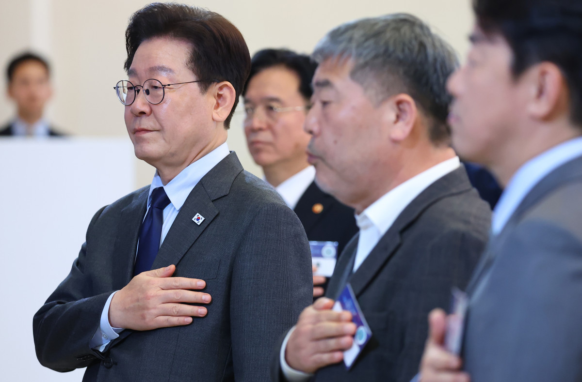 ▲이재명 대통령이 24일 청와대에서 열린 한국노총 초청간담회에서 국민의례를 하고 있다. 사진=연합뉴스