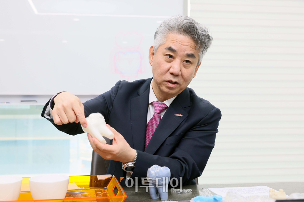 ▲심운섭 그래피 대표가 형상기억 소재 기반 투명교정 장치에 대해 설명하고 있다. 신태현 기자 holjjak@