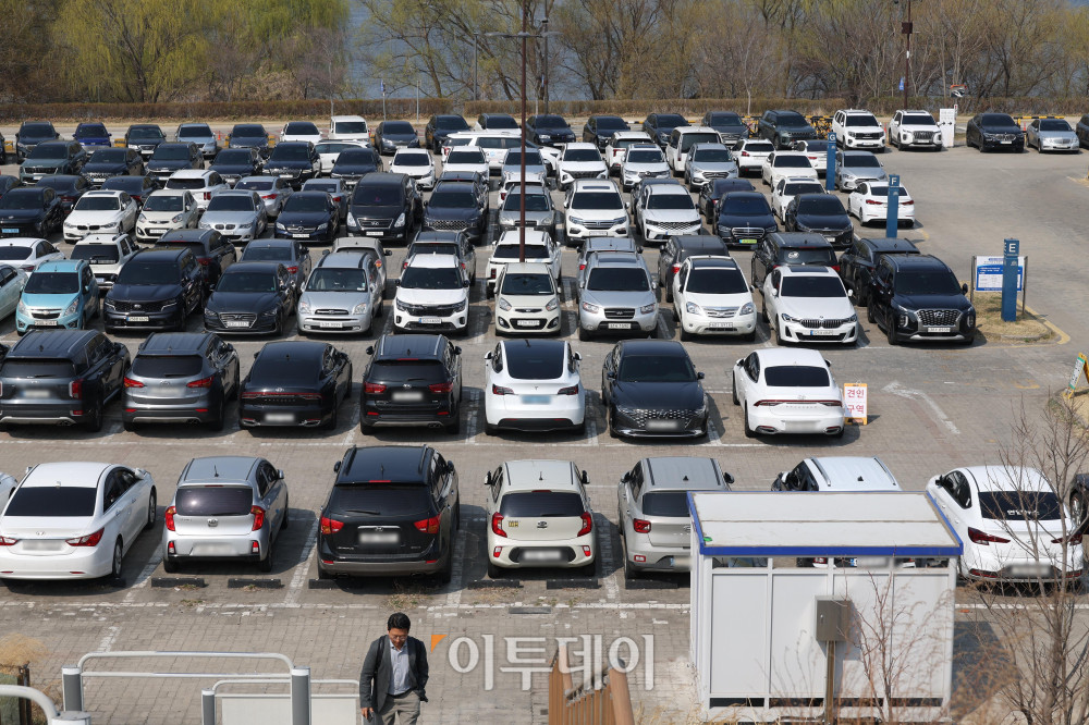 ▲공공부문 차량 5부제 강화 시행 첫날인 25일 서울 여의도 국회 둔치주차장에 차량이 주차돼 있다. 이번 조치는 정부가 원유 관련 자원안보 위기 경보를 '주의' 단계로 격상한 데 따른 에너지 수급 대응의 일환으로, 경차와 하이브리드차 등 기존 제외 차량도 적용 대상에 포함됐다. 고이란 기자 photoeran@