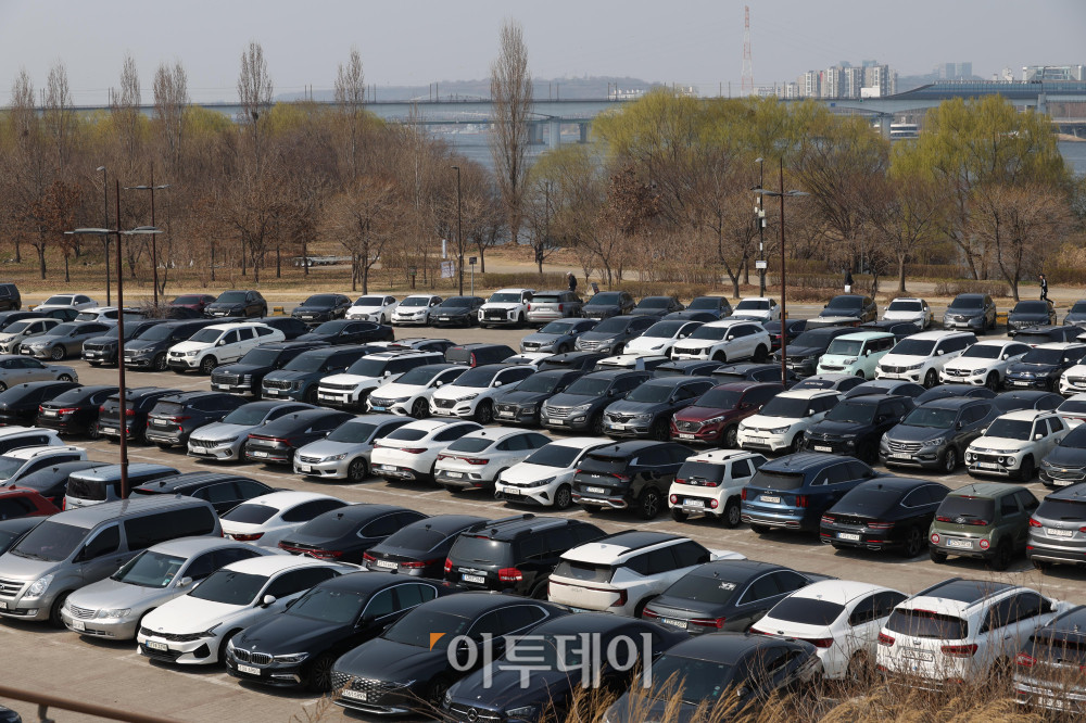 ▲공공부문 차량 5부제 강화 시행 첫날인 25일 서울 여의도 국회 둔치주차장에 차량이 주차돼 있다. 이번 조치는 정부가 원유 관련 자원안보 위기 경보를 '주의' 단계로 격상한 데 따른 에너지 수급 대응의 일환으로, 경차와 하이브리드차 등 기존 제외 차량도 적용 대상에 포함됐다. 고이란 기자 photoeran@