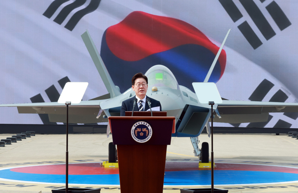 ▲이재명 대통령이 25일 경남 사천 한국항공우주산업(KAI)에서 열린 KF-21 양산 1호기 출고식에서 격려사를 하고 있다. 사진=연합뉴스