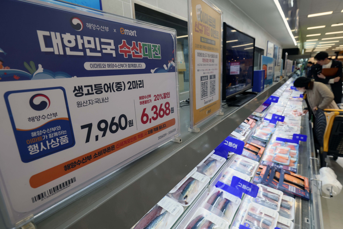 ▲해양수산부가 '수산인의 날'을 앞두고 봄철 제철 수산물 소비를 촉진하고 물가 안정을 도모하기 위해 '대한민국 수산대전'을 개최한 가운데 24일 서울의 한 대형마트에서 시민들이 수산물을 살펴보고 있다. 이번 행사는 내달 12일까지 전국 56개 온오프라인 판매처에서 진행되며, 명태·고등어·갈치·오징어 등 주요 수산물을 최대 50% 할인된 가격에 구입할 수 있다. 특히 이번 행사에선 최근 가격 상승으로 소비자 부담이 커진 고등어를 저렴하게 공급하기 위해 300ｇ 내외의 소형 고등어로 구성한 '국민 실속 고등어'를 선보인다. 신태현 기자 holjjak@