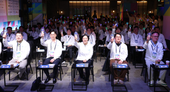 ▲한성숙 중소벤처기업부 장관(가운데)이 25일 오후 서울 서초구 드림플러스 강남에서 열린 모두의 창업 발대식에서 참석자들과 기념촬영을 하고 있다. (뉴시스)