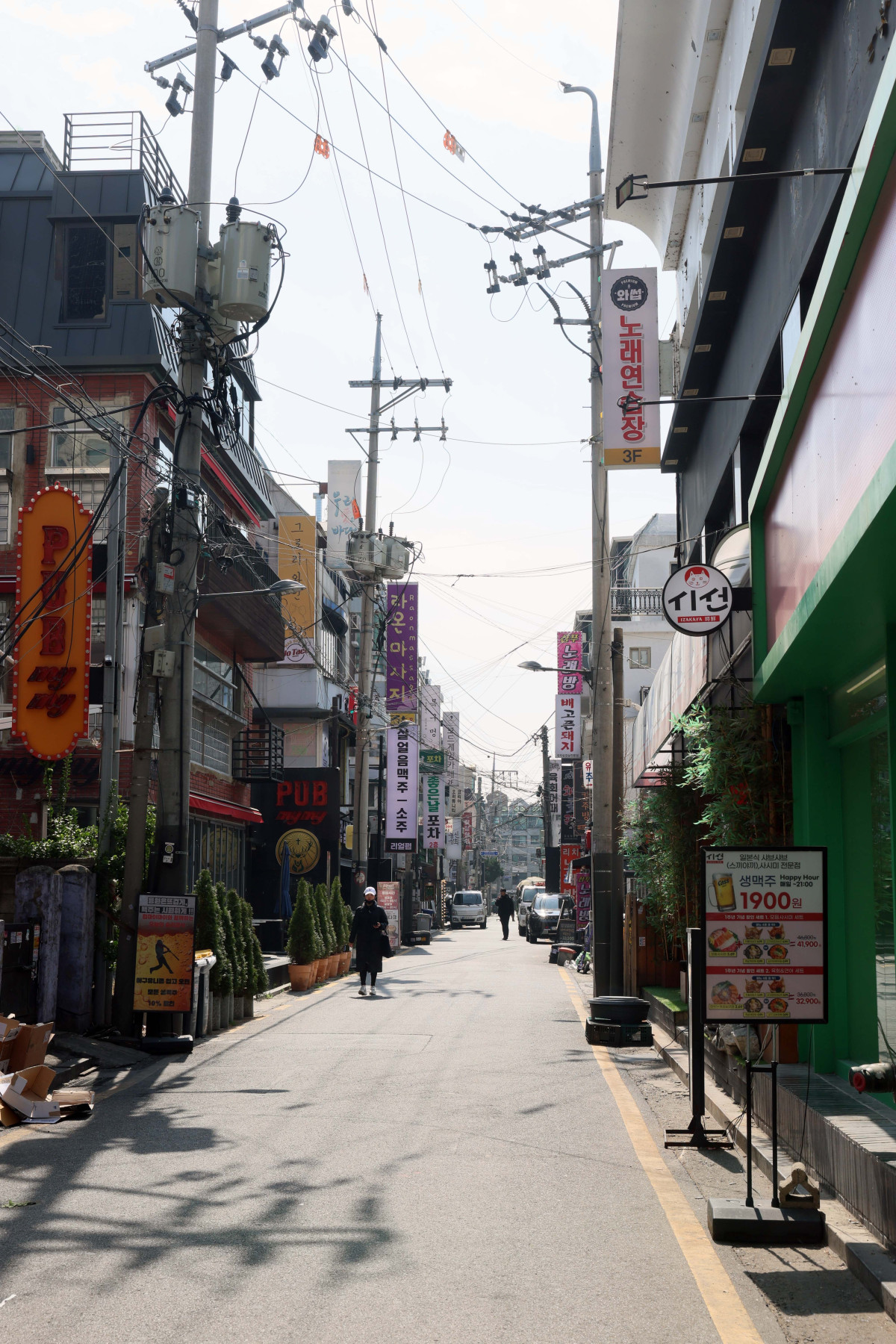 ▲중동 사태로 인한 물가상승, 경기둔화 우려 등으로 국내 소비자들의 경제심리가 얼어붙은 것으로 나타났다. 소비자심리지수가 비상계엄 사태가 발생했던 2024년 12월 이후 최대 낙폭을 기록한 것으로 조사됐다. 25일 한국은행의 소비자동향조사 결과에 따르면 3월 소비자심리지수(CCSI)는 107.0을 기록, 112.1을 기록한 전달 대비 5.1포인트 하락했다. 윤석열 전 대통령이 비상계엄을 선포한 2024년 12월(-12.7포인트) 이후 1년 3개월 만에 가장 큰 하락폭이다. 올 들어 반도체 수출 호조 등에 힘입어 2개월 연속 상승했던 소비자심리지수는 석 달 만에 하락세로 돌아섰다. 이날 서울의 한 먹자골목이 한산한 모습을 보이고 있다. 신태현 기자 holjjak@