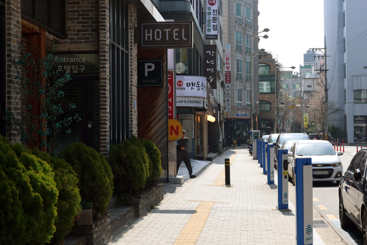 ▲중동 사태로 인한 물가상승, 경기둔화 우려 등으로 국내 소비자들의 경제심리가 얼어붙은 것으로 나타났다. 소비자심리지수가 비상계엄 사태가 발생했던 2024년 12월 이후 최대 낙폭을 기록한 것으로 조사됐다. 25일 한국은행의 소비자동향조사 결과에 따르면 3월 소비자심리지수(CCSI)는 107.0을 기록, 112.1을 기록한 전달 대비 5.1포인트 하락했다. 윤석열 전 대통령이 비상계엄을 선포한 2024년 12월(-12.7포인트) 이후 1년 3개월 만에 가장 큰 하락폭이다. 올 들어 반도체 수출 호조 등에 힘입어 2개월 연속 상승했던 소비자심리지수는 석 달 만에 하락세로 돌아섰다. 이날 서울의 한 먹자골목이 한산한 모습을 보이고 있다. 신태현 기자 holjjak@