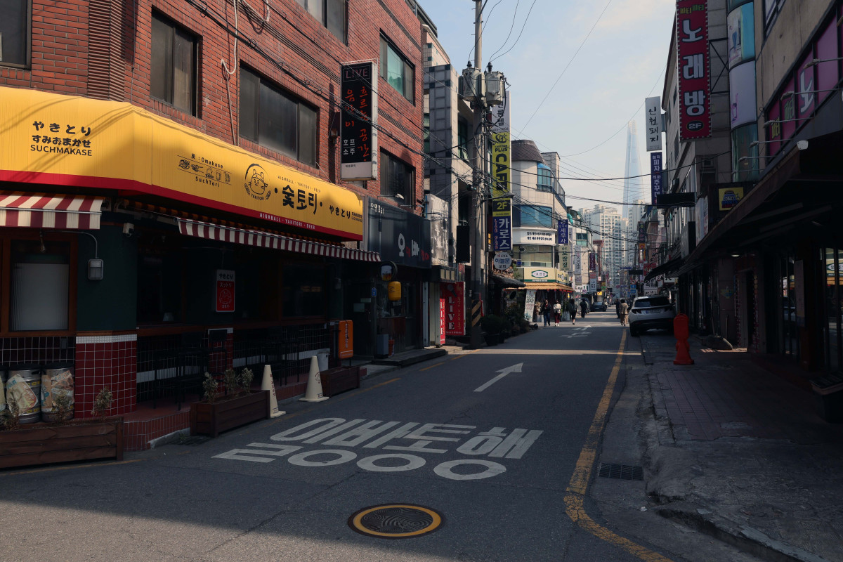 ▲중동 사태로 인한 물가상승, 경기둔화 우려 등으로 국내 소비자들의 경제심리가 얼어붙은 것으로 나타났다. 소비자심리지수가 비상계엄 사태가 발생했던 2024년 12월 이후 최대 낙폭을 기록한 것으로 조사됐다. 25일 한국은행의 소비자동향조사 결과에 따르면 3월 소비자심리지수(CCSI)는 107.0을 기록, 112.1을 기록한 전달 대비 5.1포인트 하락했다. 윤석열 전 대통령이 비상계엄을 선포한 2024년 12월(-12.7포인트) 이후 1년 3개월 만에 가장 큰 하락폭이다. 올 들어 반도체 수출 호조 등에 힘입어 2개월 연속 상승했던 소비자심리지수는 석 달 만에 하락세로 돌아섰다. 이날 서울의 한 먹자골목이 한산한 모습을 보이고 있다. 신태현 기자 holjjak@