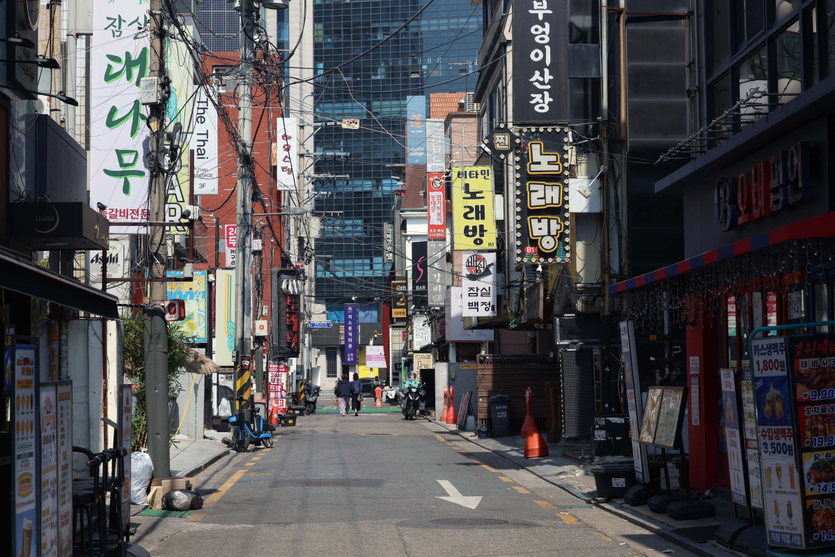 ▲중동 사태로 인한 물가상승, 경기둔화 우려 등으로 국내 소비자들의 경제심리가 얼어붙은 것으로 나타났다. 소비자심리지수가 비상계엄 사태가 발생했던 2024년 12월 이후 최대 낙폭을 기록한 것으로 조사됐다. 25일 한국은행의 소비자동향조사 결과에 따르면 3월 소비자심리지수(CCSI)는 107.0을 기록, 112.1을 기록한 전달 대비 5.1포인트 하락했다. 윤석열 전 대통령이 비상계엄을 선포한 2024년 12월(-12.7포인트) 이후 1년 3개월 만에 가장 큰 하락폭이다. 올 들어 반도체 수출 호조 등에 힘입어 2개월 연속 상승했던 소비자심리지수는 석 달 만에 하락세로 돌아섰다. 이날 서울의 한 먹자골목이 한산한 모습을 보이고 있다. 신태현 기자 holjjak@