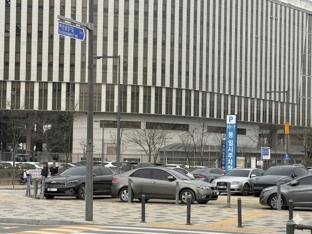▲공공기관 차량 5부제 강화 첫날인 3월 25일, 정부세종청사 임시주차장에 차들이 꽉 차있다. (조아라 기자 abc@)