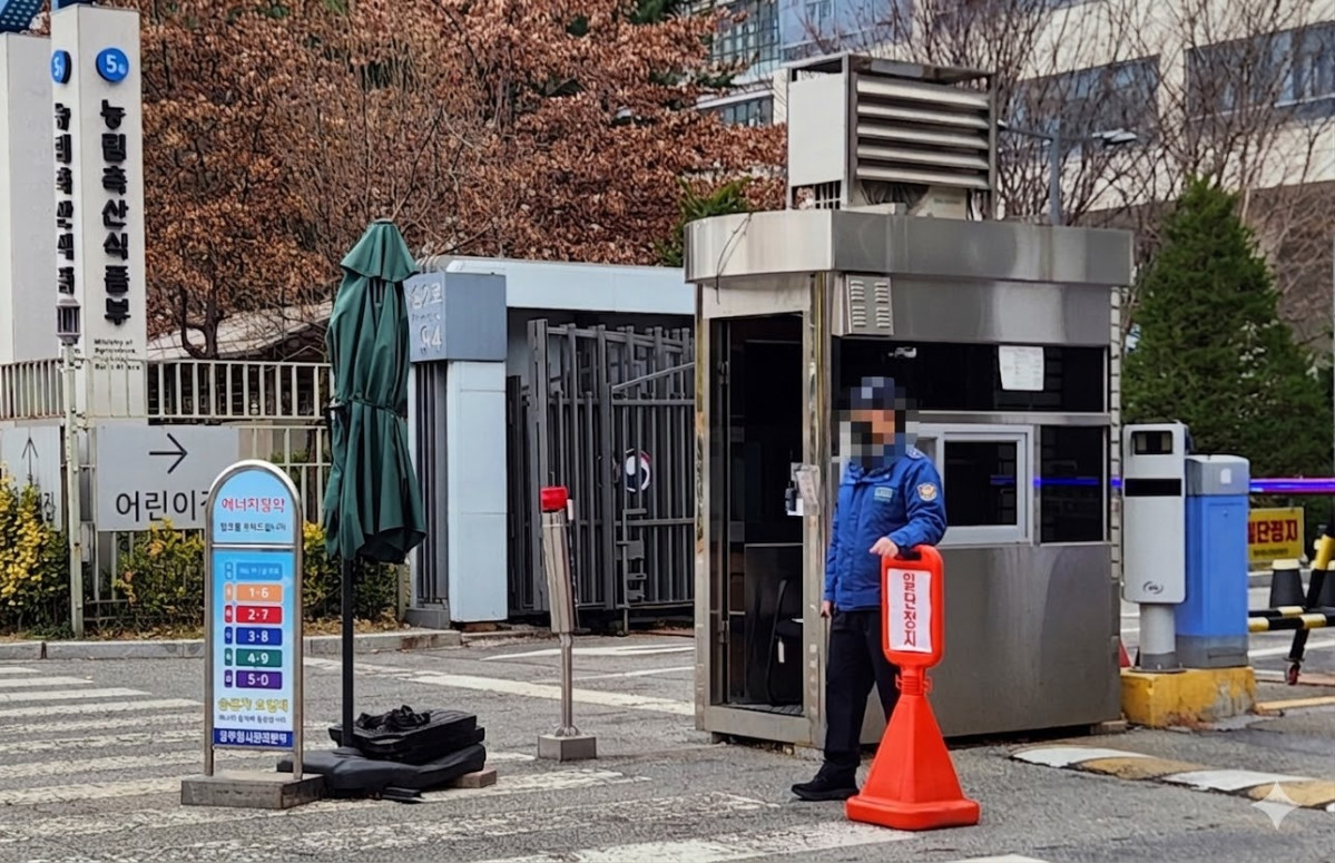 ▲공공기관 차량 5부제 강화 첫날인 3월 25일, 세종정부청사 농림축산식품부 건물 앞에 차량5부제를 설명하는 표지판이 있다. (노승길 기자 noga813@)