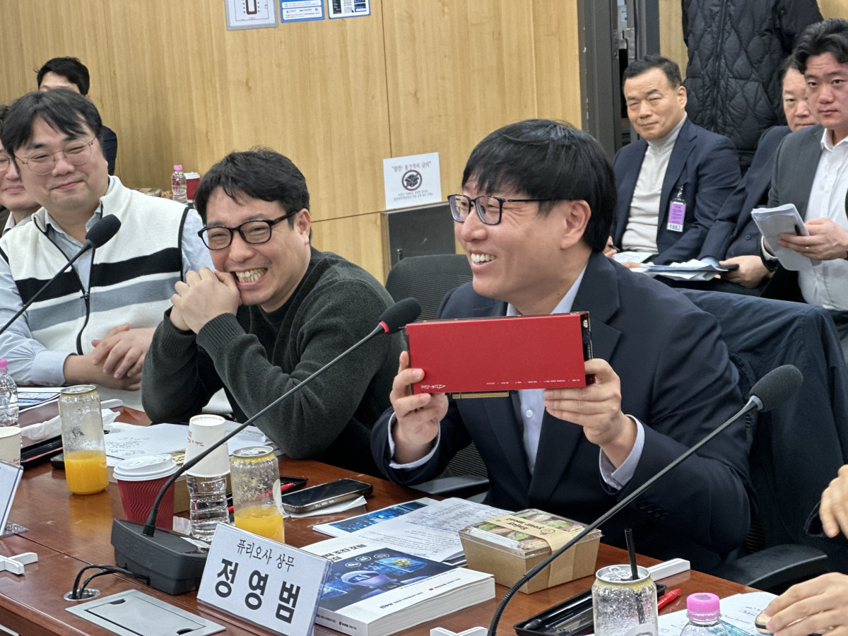 ▲정영범 퓨리오사AI 상무가 25일 서울 여의도 국회의원회관 ‘피지컬AI 프론티어 강국 신기술 조찬포럼’에서 자사 신경망처리장치(NPU) 제품 ‘레니게이드’를 소개하고 있다. (이수진 기자 abc123@)