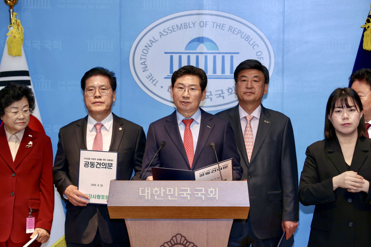 ▲이상일 용인특례시장(가운데)이 3월 25일 서울 여의도 국회 소통관에서 송석준 국회의원, 광주·이천·가평·양평 등 수도권 자치단체장과 함께 수도권정비계획법 전면 개정을 촉구하는 기자회견을 열고 있다. 이 시장은 "44년 된 법이 수도권의 미래를 막고 있다"며 산단 면적 기준 6만㎡에서 30만㎡으로의 확대 등 전면 개혁을 요구했다. (용인특례시)