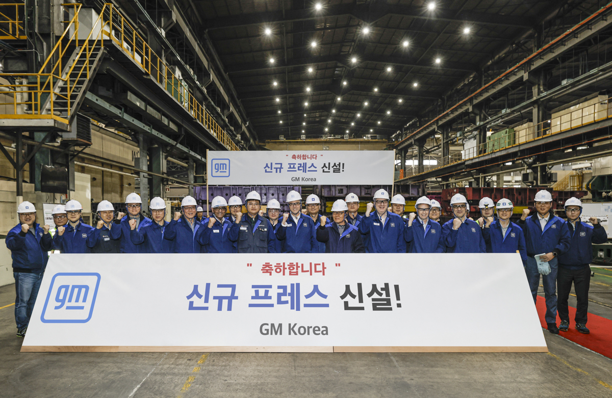 ▲GM 한국사업장 인천 부평공장 내 프레스 공장에서 열린 행사에서 기념 사진을 촬영하고 있는 모습. (앞줄 왼쪽부터) 헥터 비자레알 GM 한국사업장 사장 겸 CEO(9번째), 아시프 카트리 GM 해외사업부문 생산 총괄 부사장(7번째), 이동우 GM 한국사업장 생산부문 부사장(10번째), 로버트 트림 GM 한국사업장 노사 및 인사부문 부사장(11번째), 안규백 전국금속노동조합 한국지엠지부장(8번째) (사진=GM 한국사업장)