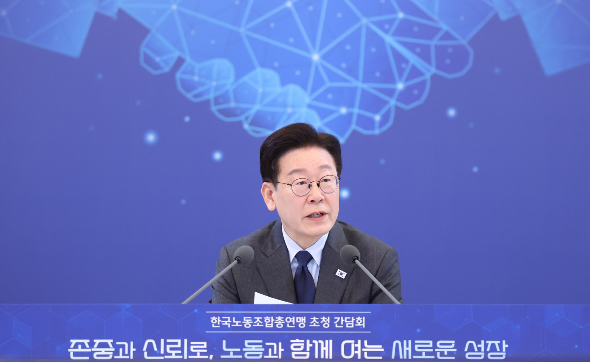 ▲이재명 대통령이 24일 청와대에서 열린 한국노총 초청간담회에서 발언하고 있다. 사진=연합뉴스