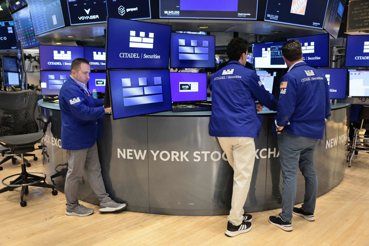 ▲미국 뉴욕증권거래소(NYSE)에서 25일(현지시간) 트레이더들이 작업하고 있다. (뉴욕(미국)/AFP연합뉴스)